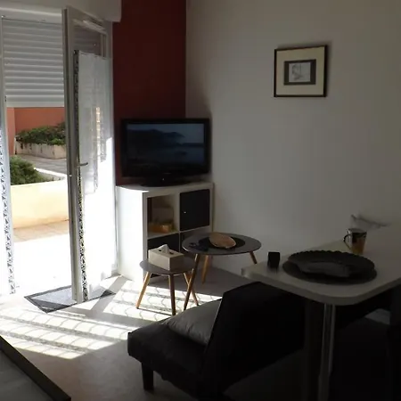 T2 ,parking Prive,terrasse, 10 Mns A Pieds De La Cite Corsaire Et Ses Plages Apartment *