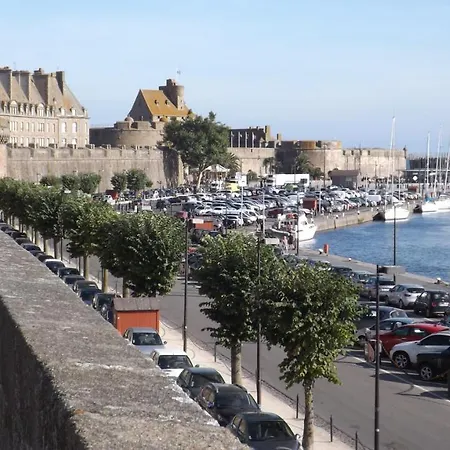 T2 ,parking Prive,terrasse, 10 Mns A Pieds De La Cite Corsaire Et Ses Plages